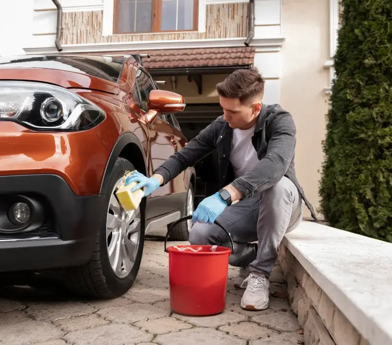 Lavage auto à domicile Beauvais-sur-Tescou : professionnel intervenant sur un véhicule